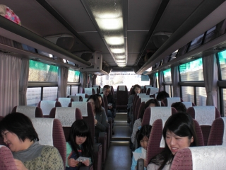 ビンゴに夢中の車内